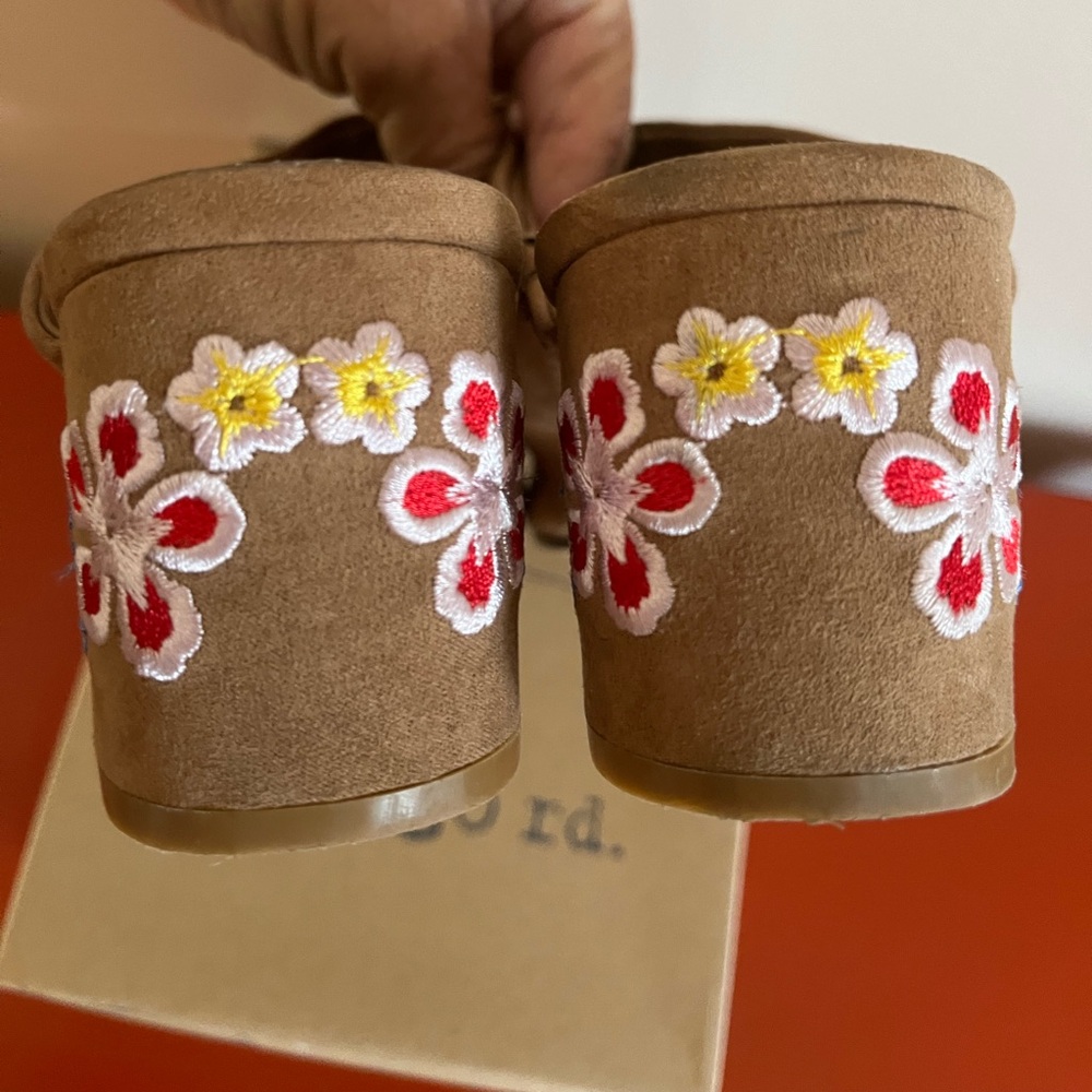 Indigo Rd brown heeled mules with perfect embroidery on heels. So cute & comfy🌸 - Picture 2 of 15